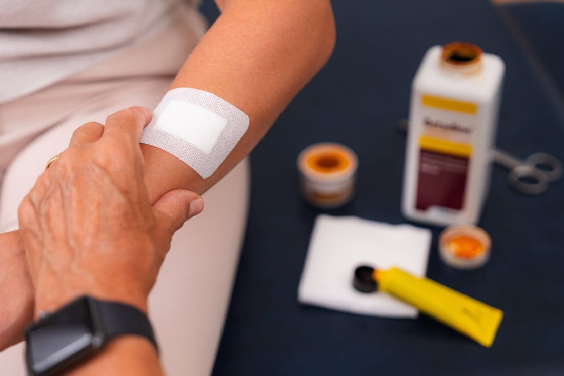 Wondzorg na een chirurgische ingreep bij de huisarts, verband en medische benodigdheden.